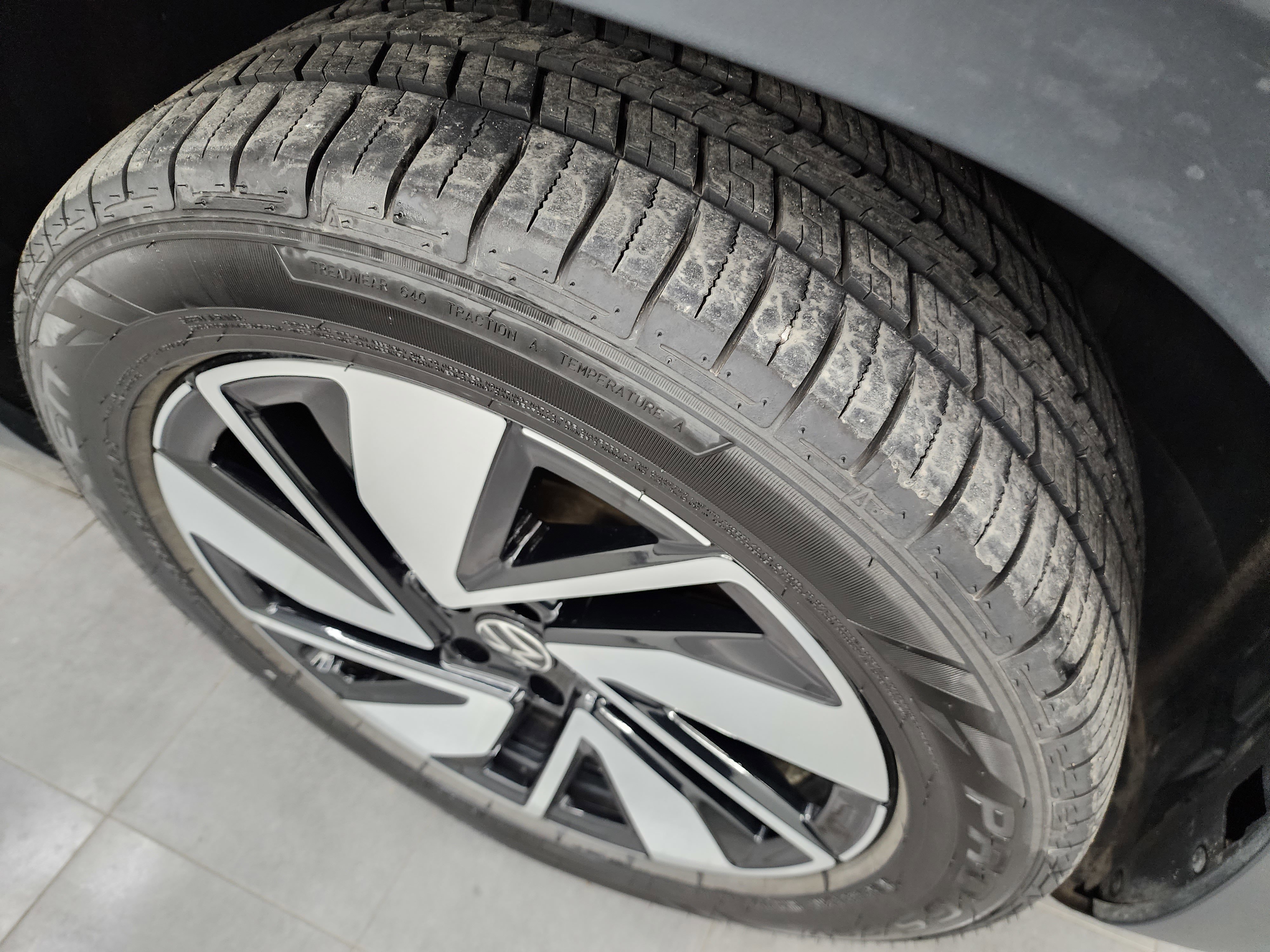 Used 2025 Volkswagen Atlas SE image 3