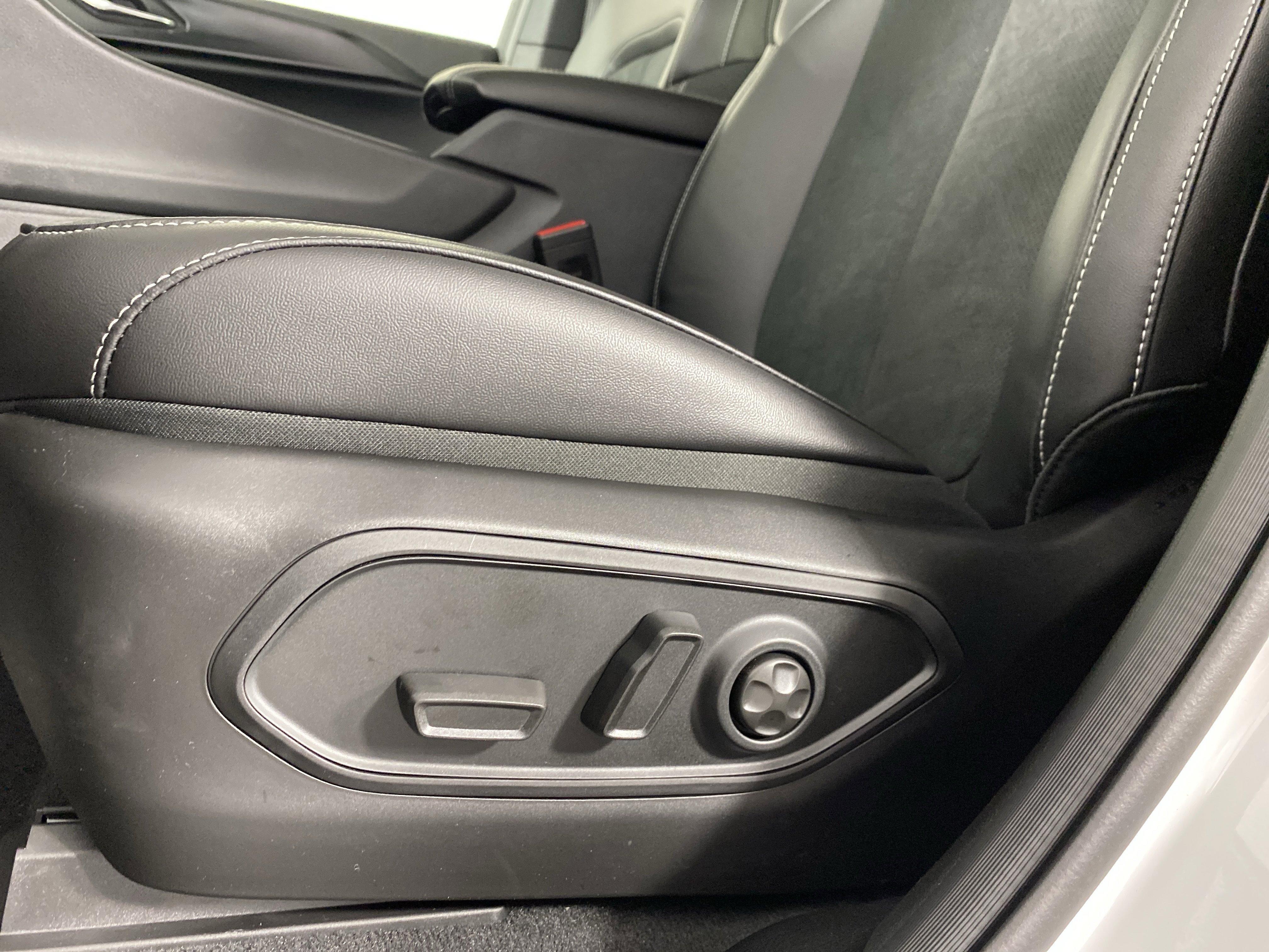 New 2025 Jeep Grand Cherokee Altitude image 16