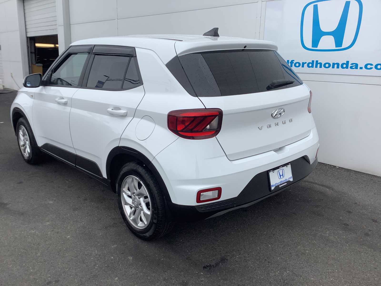 Used 2022 Hyundai Venue SE FWD image 4