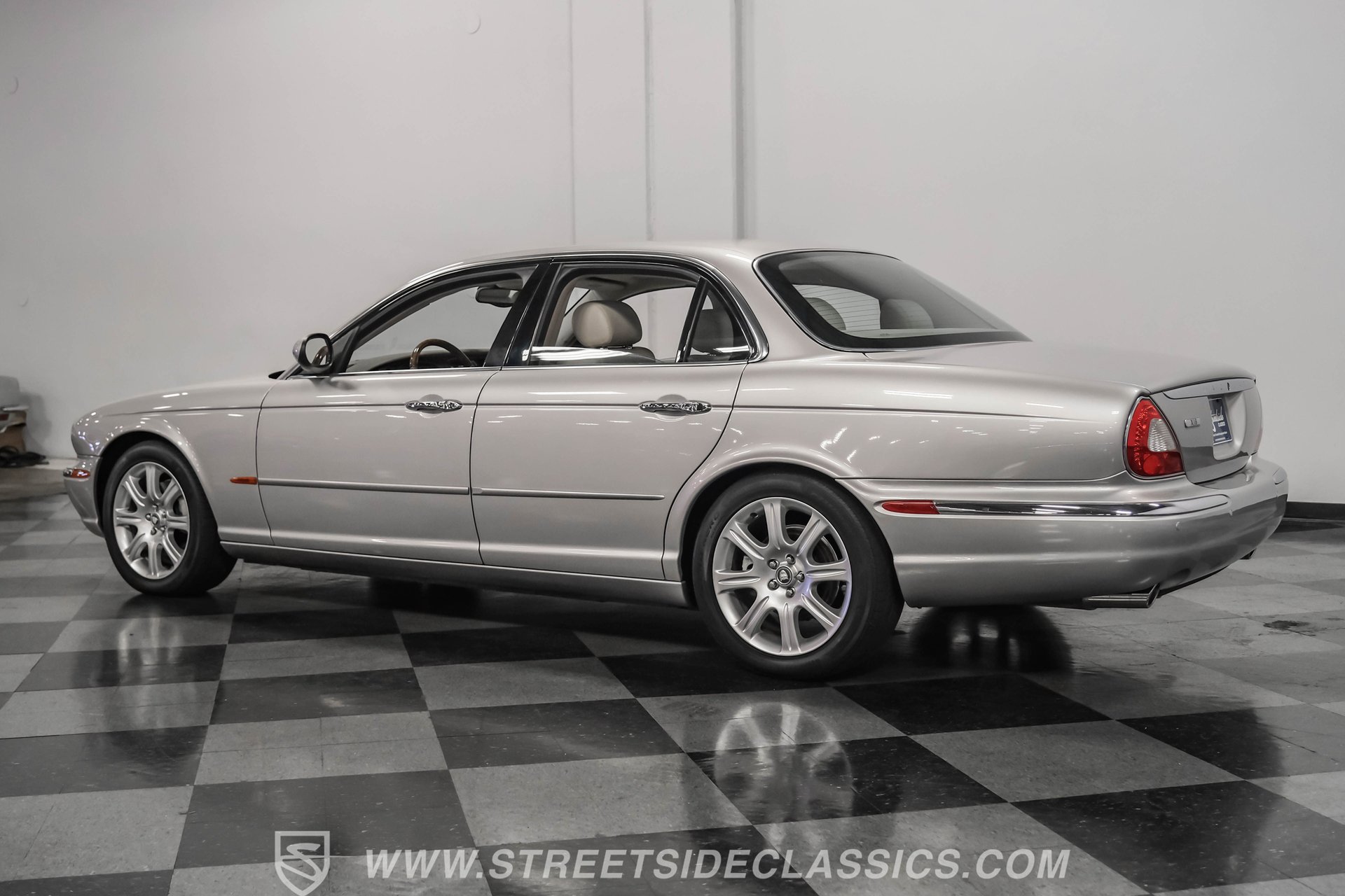 Used 2004 Jaguar XJ8 image 7