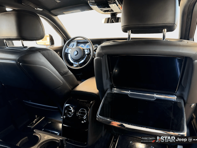 Used 2022 Rolls-Royce Phantom Sedan RWD image 32