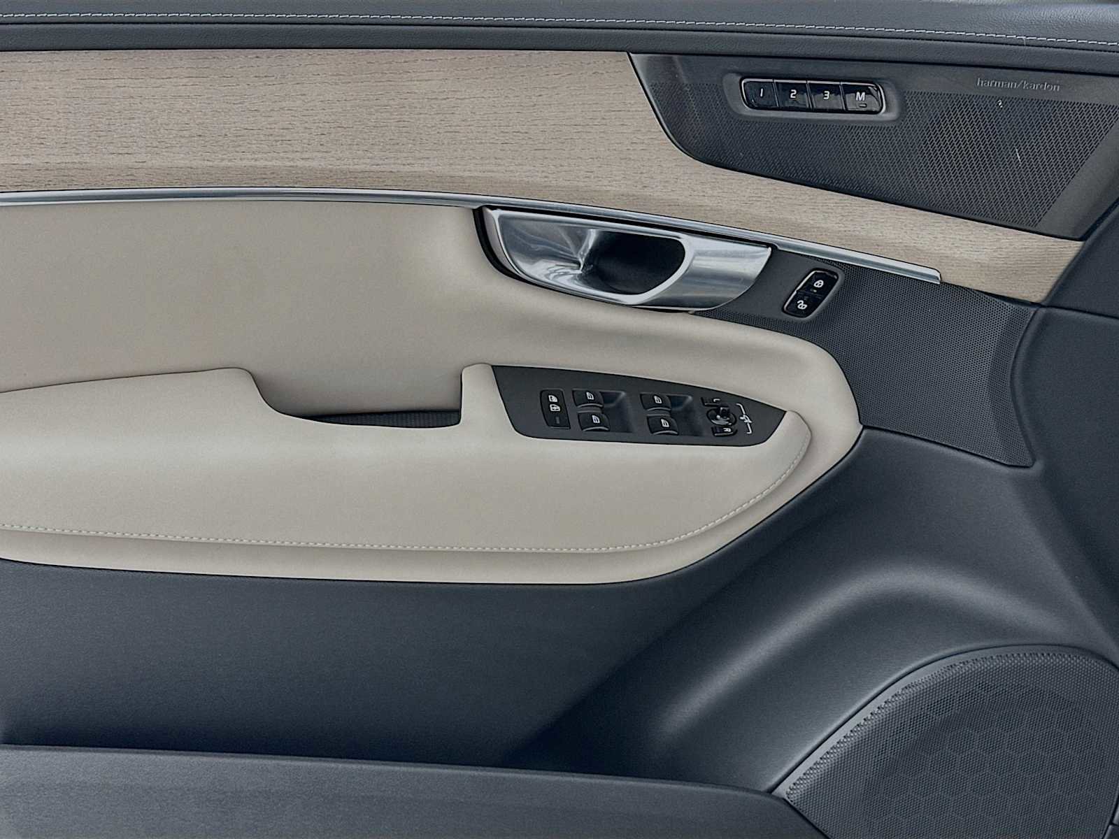 Used 2025 Volvo XC90 B6 Plus w/ Protection Package Premier image 17