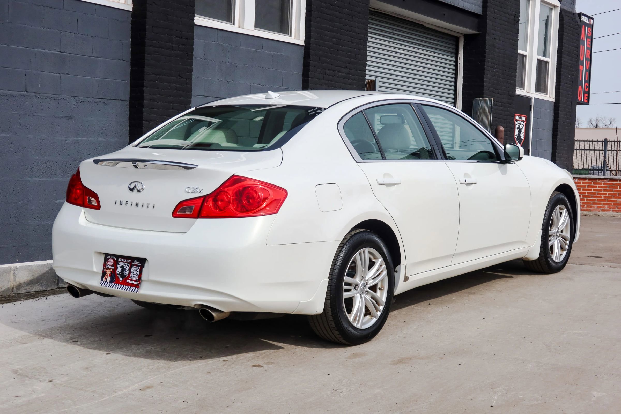 Used 2011 INFINITI G25 x w/ Moonroof Pkg image 4