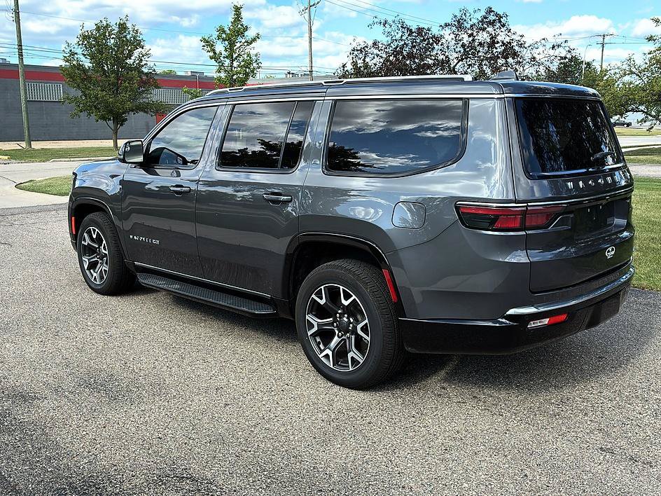 Used 2023 Jeep Wagoneer Series III w/ Preferred Equipment Group RWD image 5
