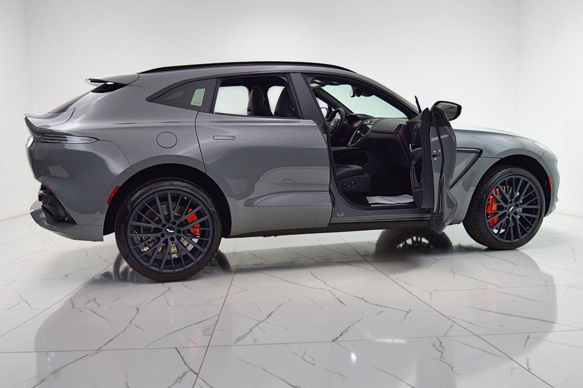 Used 2023 Aston Martin DBX AWD/4WD image 10
