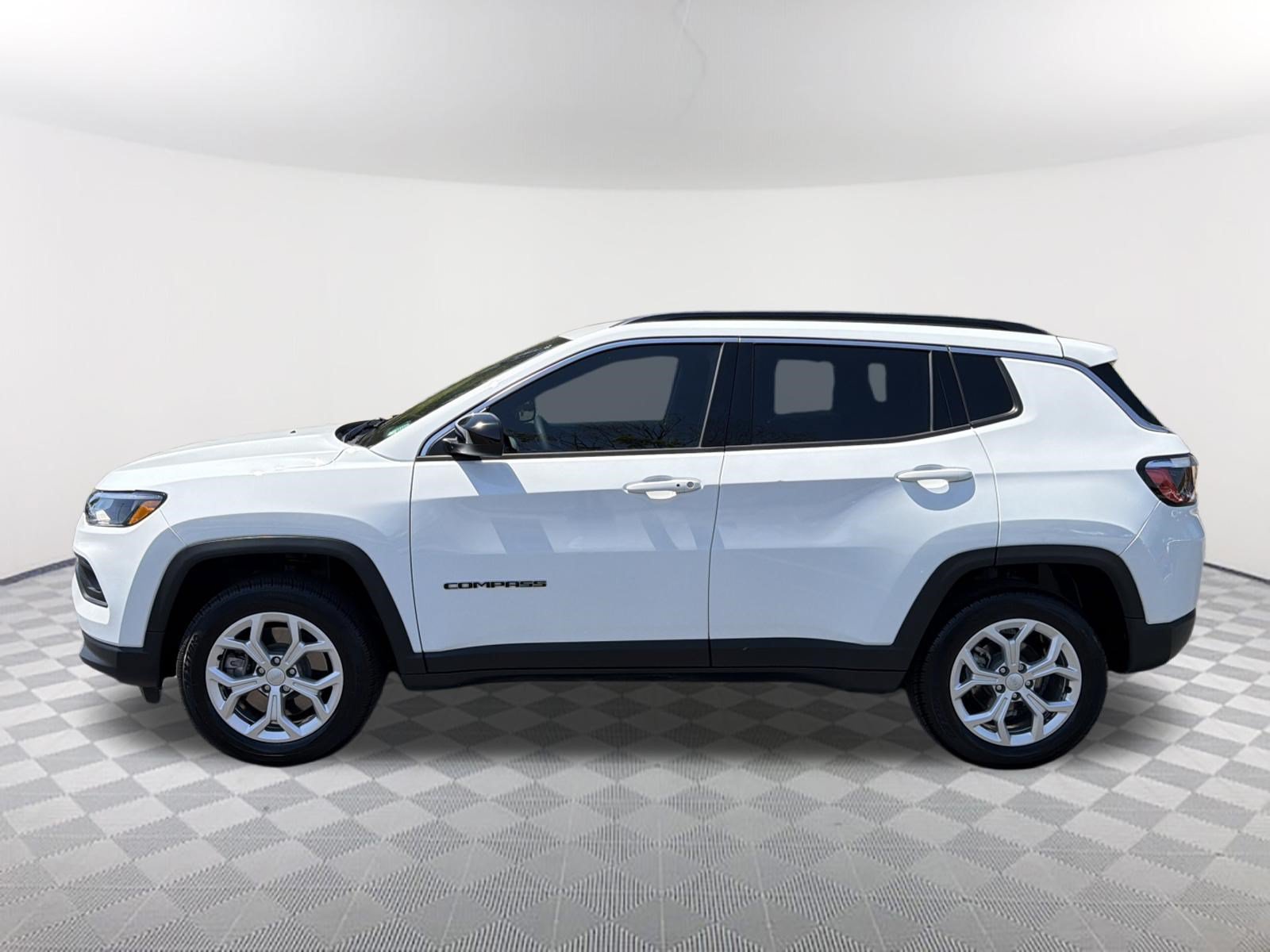 Used 2024 Jeep Compass Latitude AWD/4WD image 8