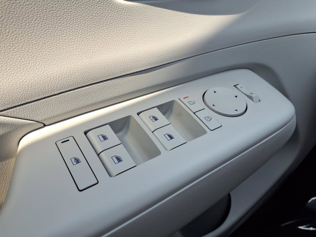 Used 2025 Hyundai Kona SE image 18