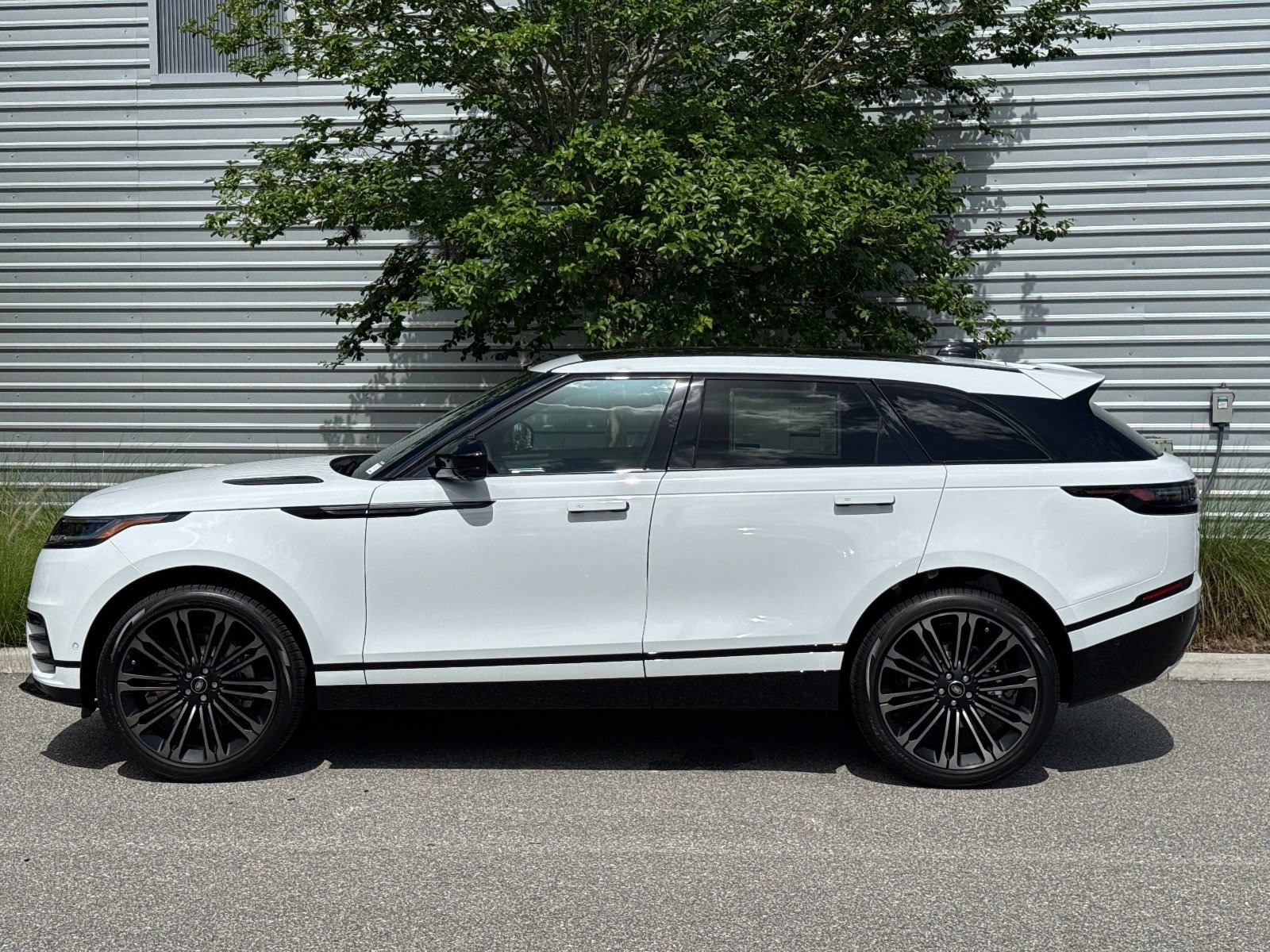 New 2026 Land Rover Range Rover Velar Dynamic SE image 4
