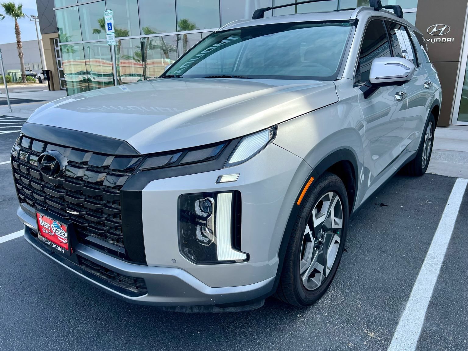 Used 2024 Hyundai Palisade SEL w/ Premium Package FWD image 3