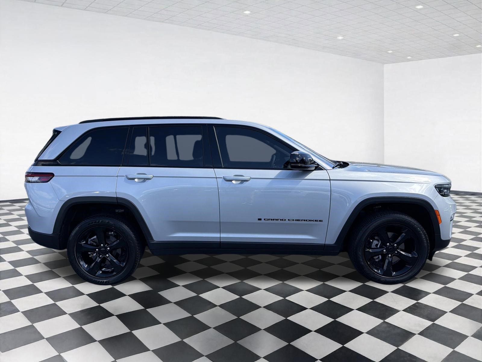 Used 2023 Jeep Grand Cherokee Altitude AWD/4WD image 7