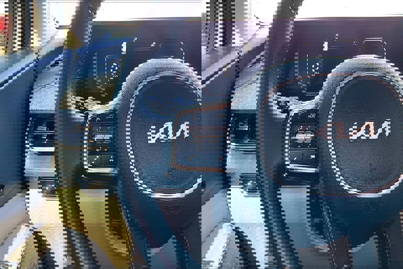 Used 2025 Kia Carnival SX image 24