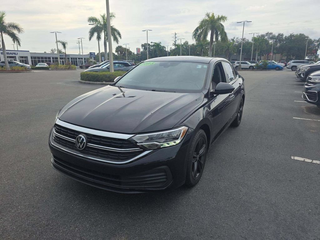 Used 2023 Volkswagen Jetta SE FWD image 2