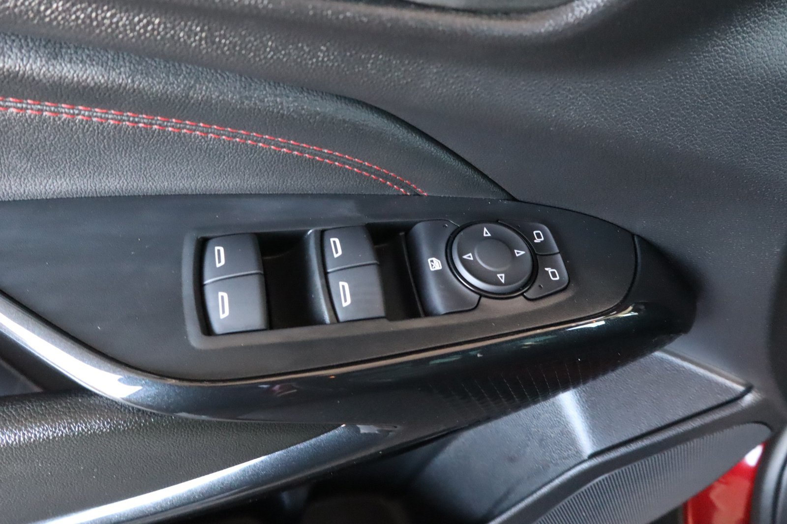Used 2025 Chevrolet Trax RS w/ Sunroof Package FWD image 19