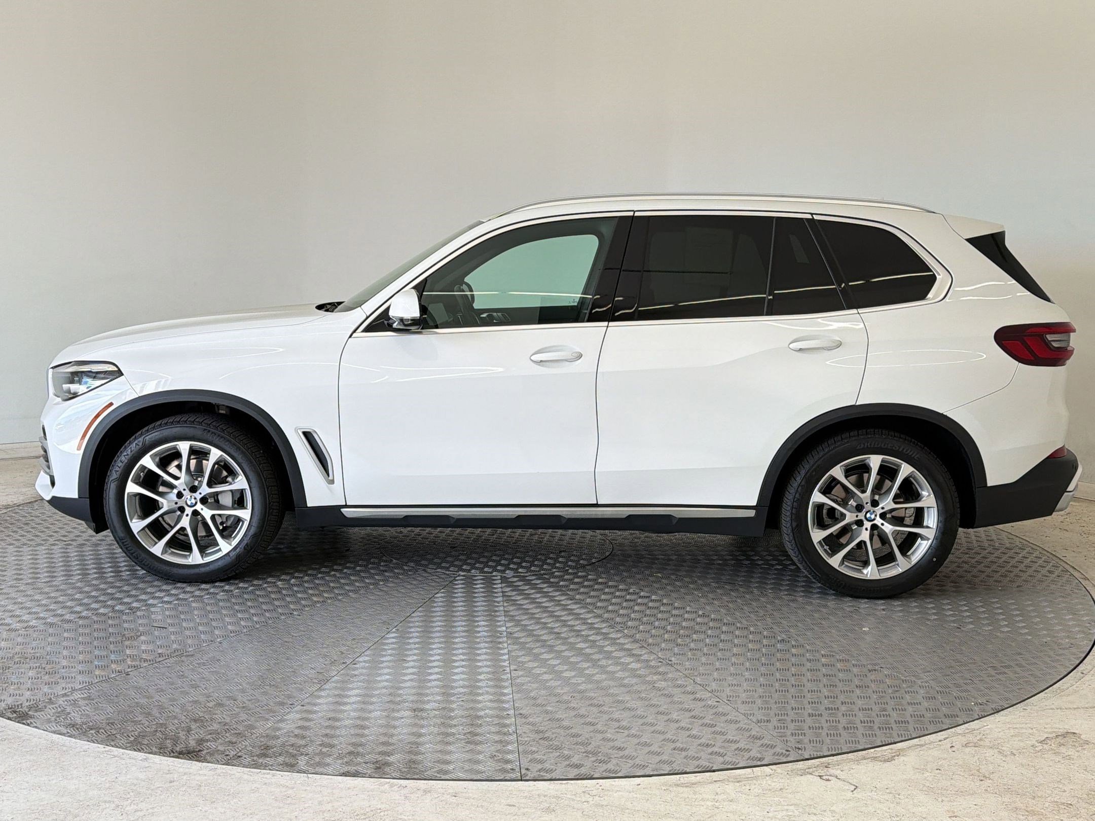 Certified 2023 BMW X5 xDrive40i w/ Premium Package AWD/4WD image 2