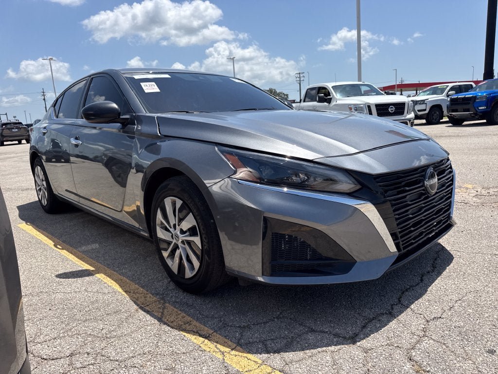 Used 2025 Nissan Altima 2.5 S FWD image 3
