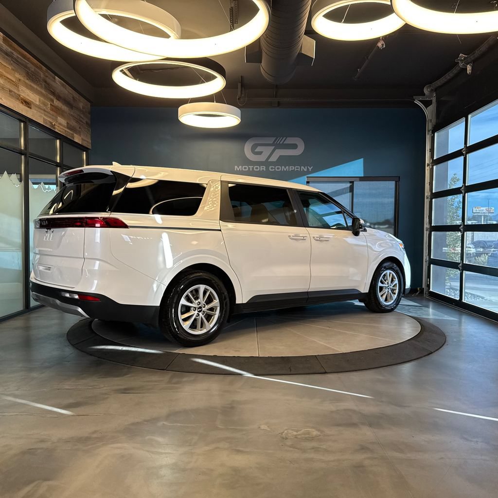 Used 2024 Kia Carnival LX FWD image 3