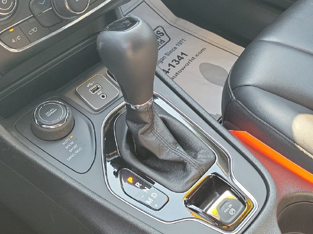 Used 2019 Jeep Cherokee Latitude Plus AWD/4WD image 21