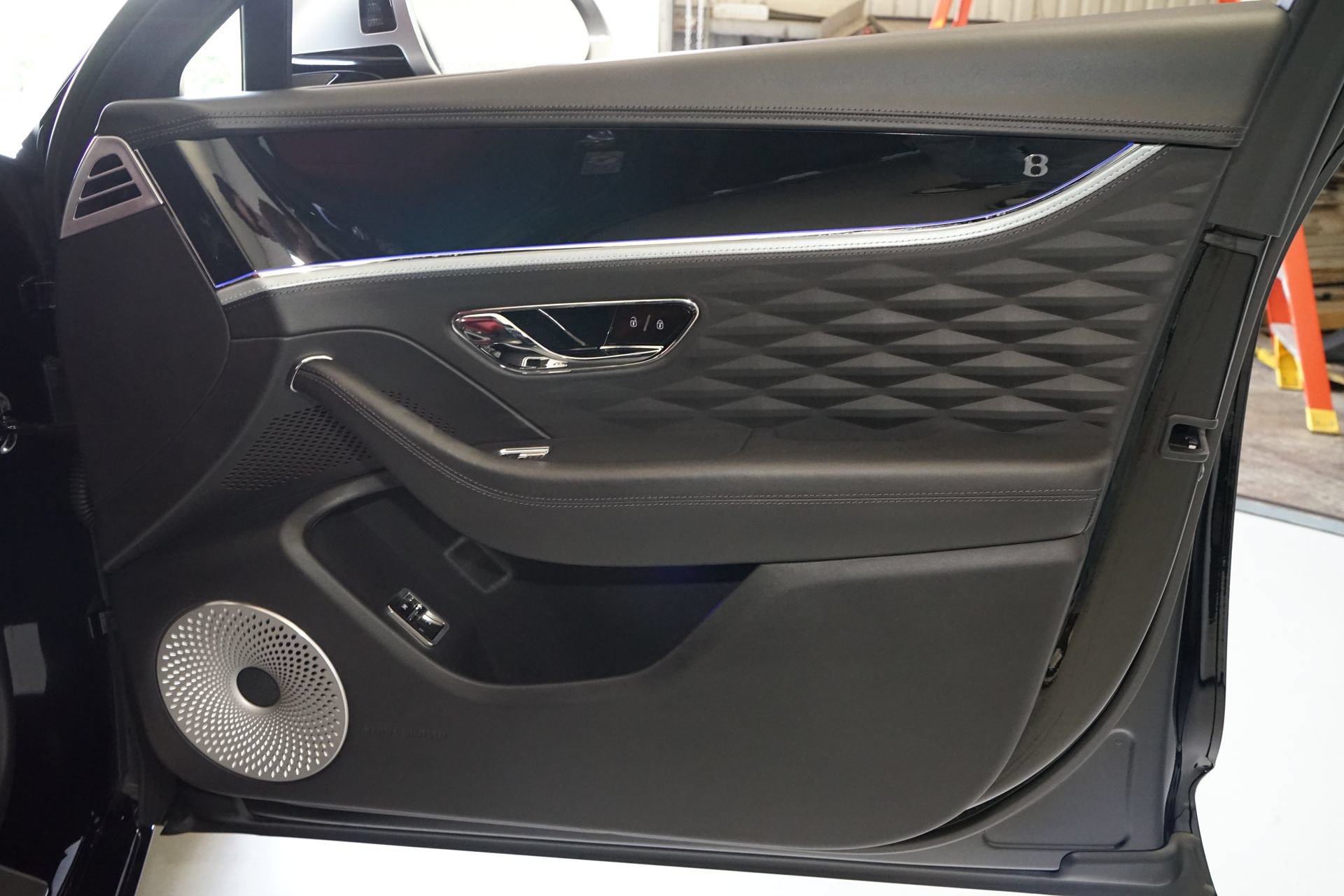 Used 2022 Bentley Flying Spur Plug-In Hybrid AWD/4WD image 28