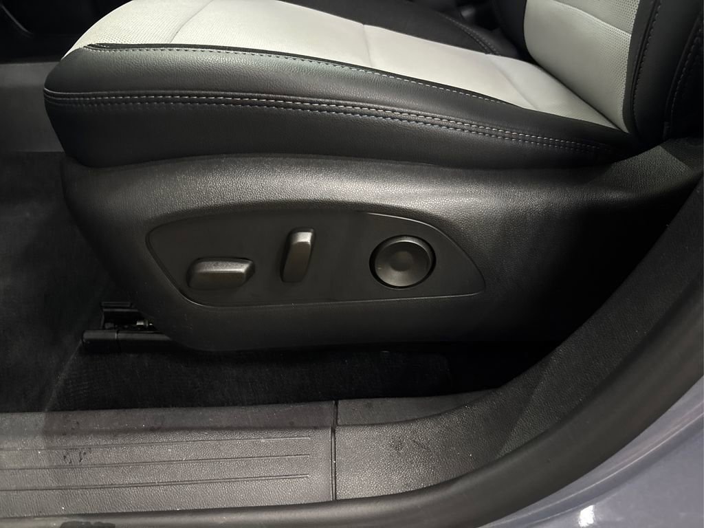 Used 2025 Chevrolet Equinox EV LT image 38