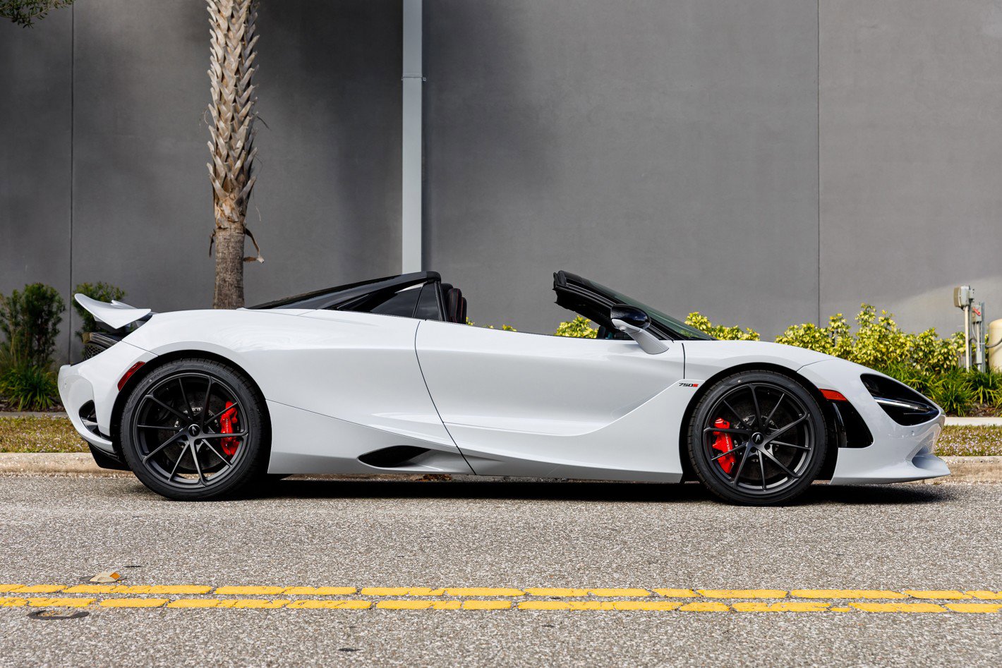 Used 2026 McLaren 750S Spider RWD image 4