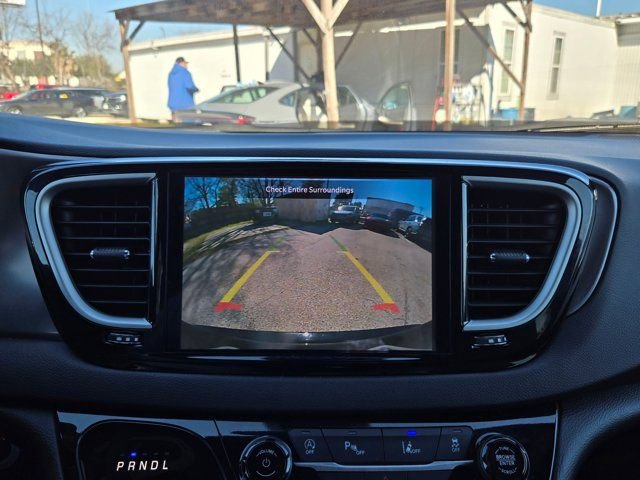 Used 2025 Chrysler Pacifica Select image 19