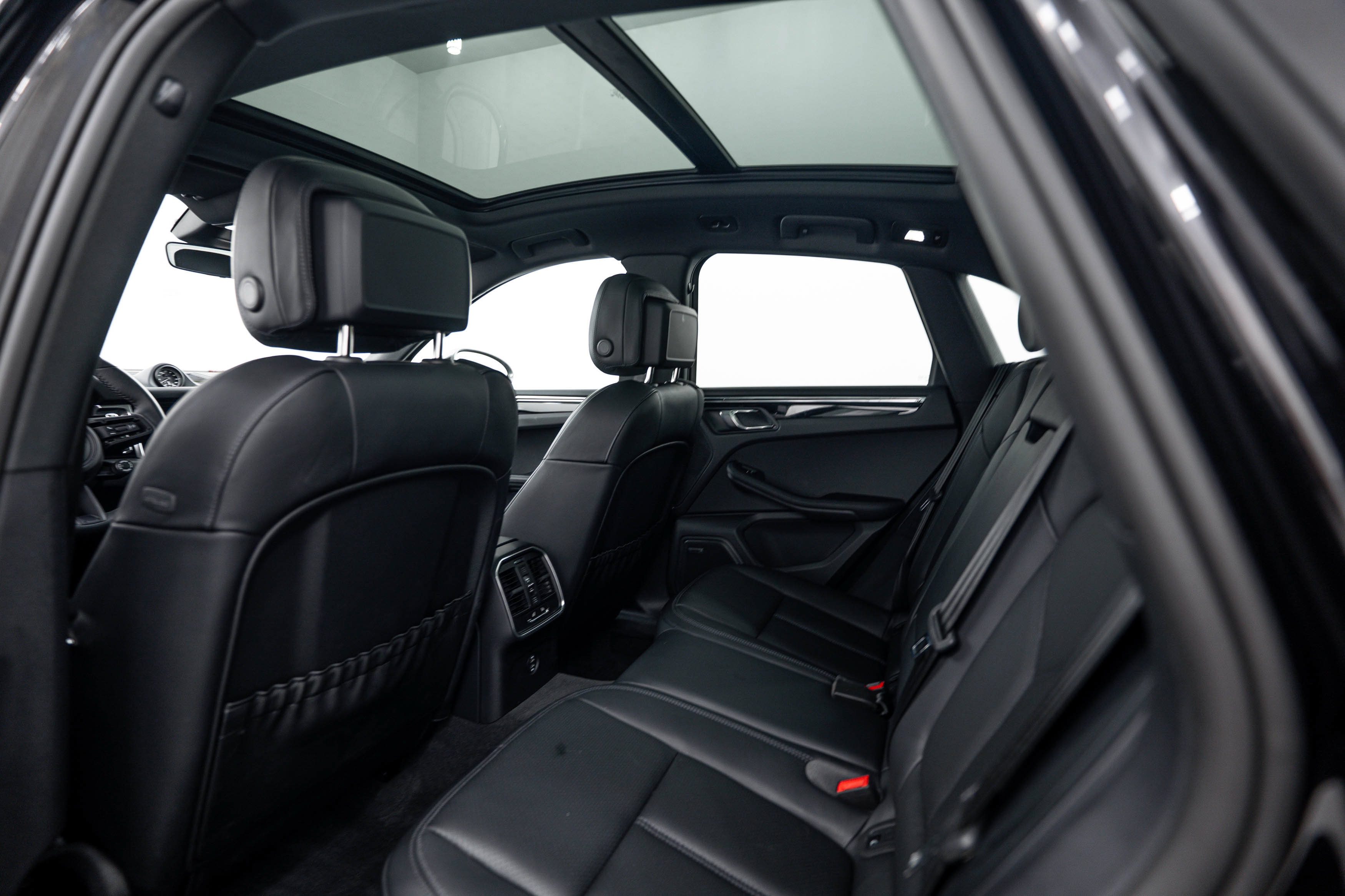 Certified 2026 Porsche Macan Turbo AWD/4WD image 21