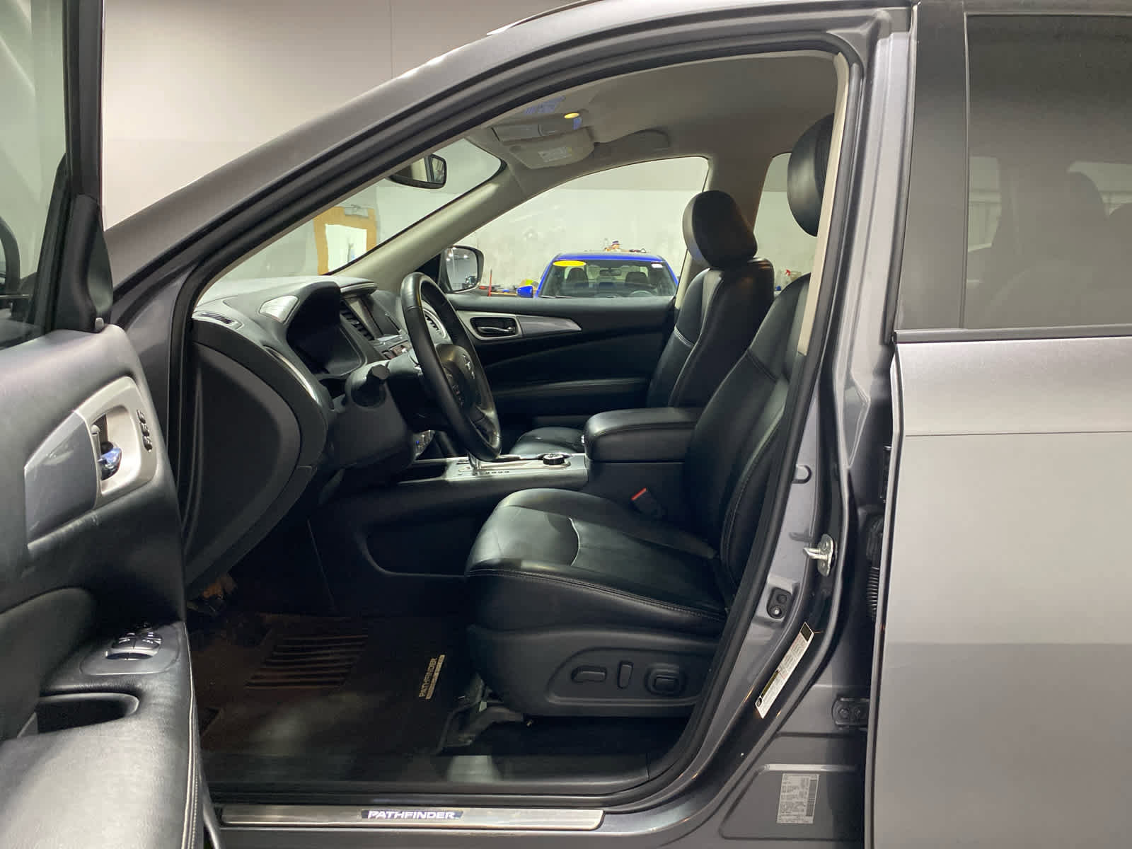 Used 2018 Nissan Pathfinder SL w/ Midnight Edition Package image 11