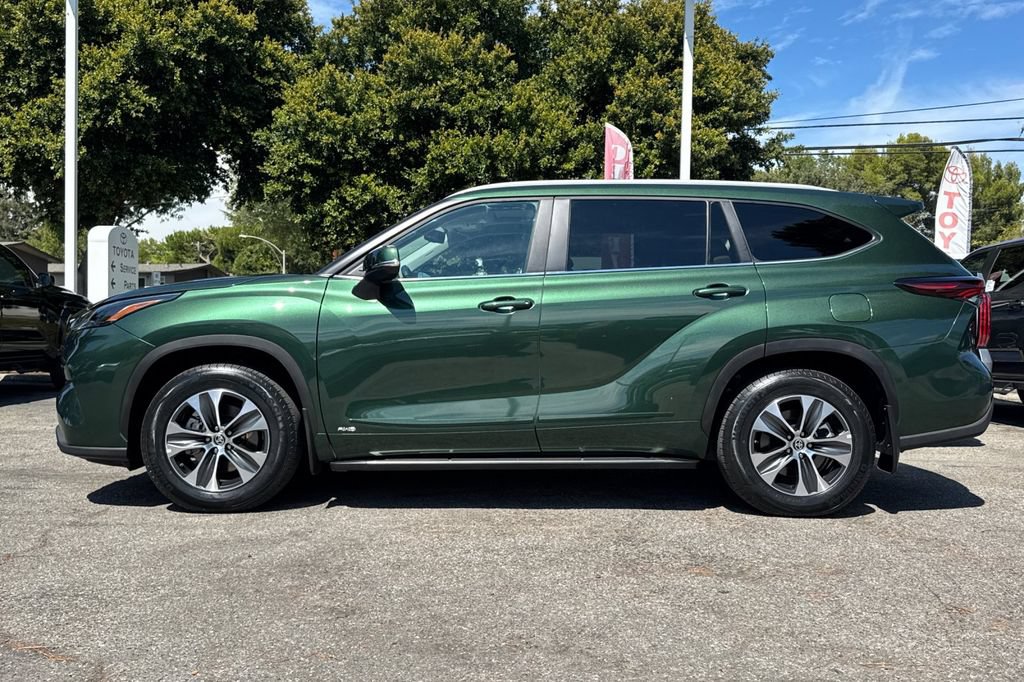 Certified 2025 Toyota Highlander XLE AWD/4WD image 6