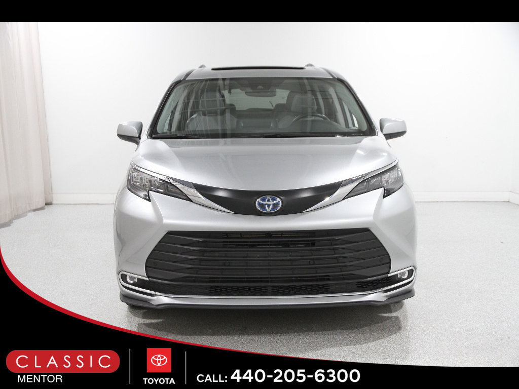 Certified 2024 Toyota Sienna XLE FWD image 2