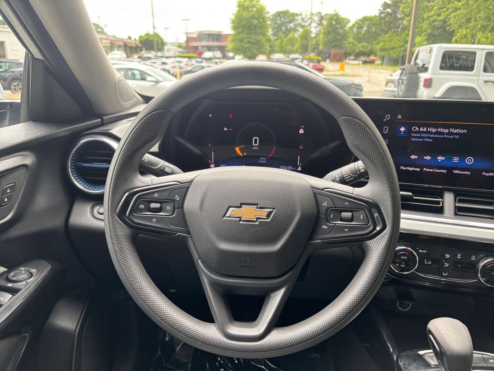 Used 2025 Chevrolet Trax LT FWD image 34