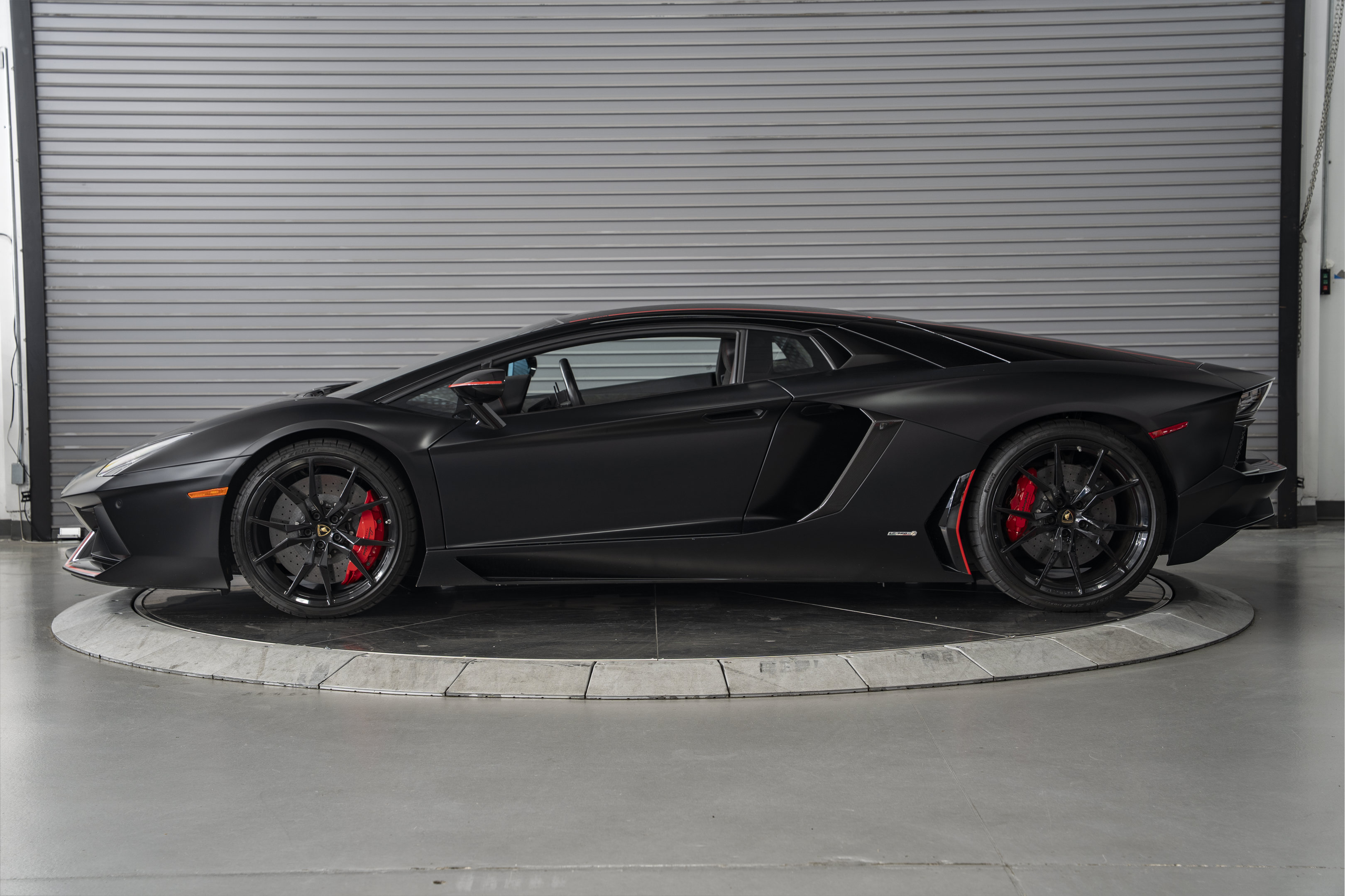 Used 2016 Lamborghini Aventador LP 700-4 AWD/4WD image 2