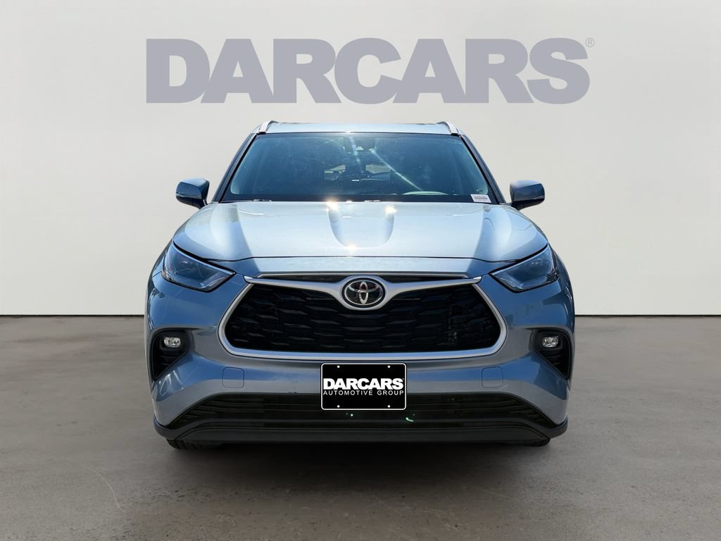 Used 2023 Toyota Highlander XLE AWD/4WD image 2