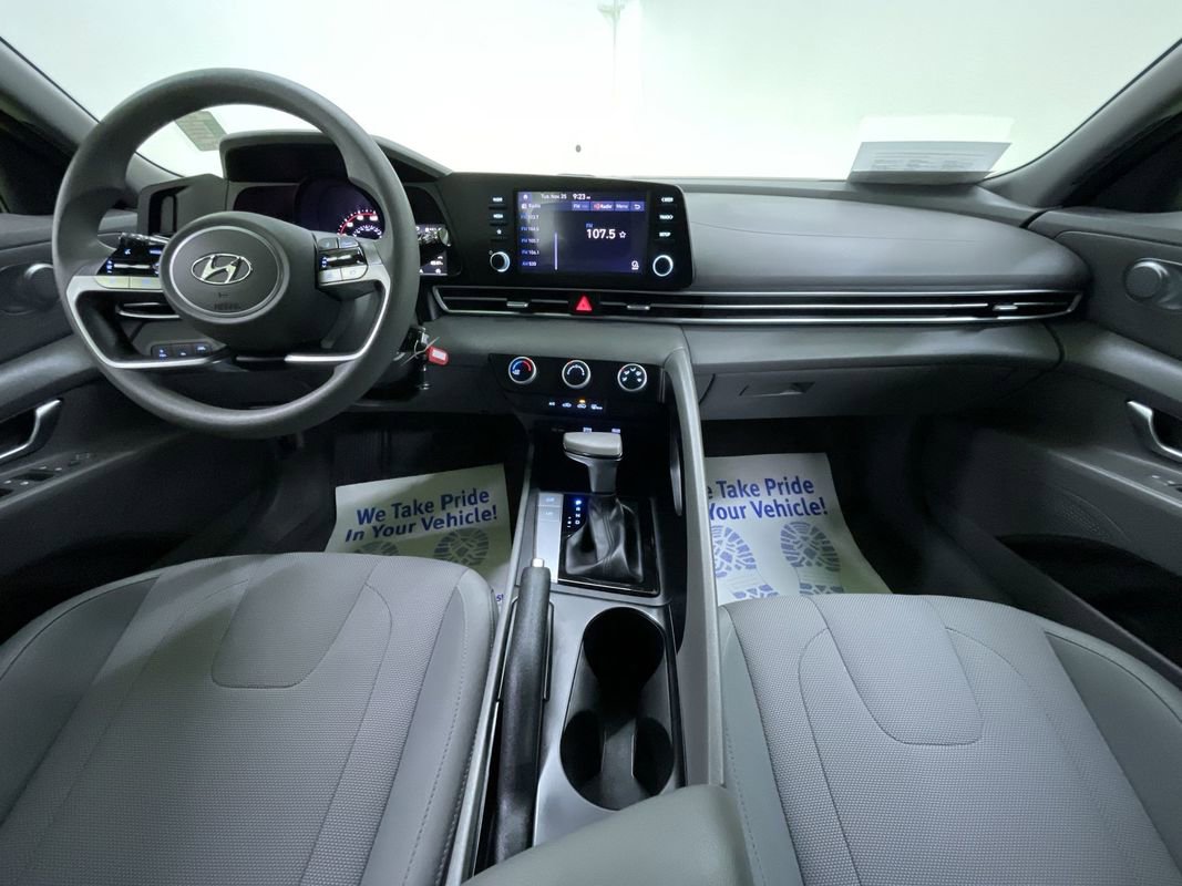 Used 2021 Hyundai Elantra SE image 17