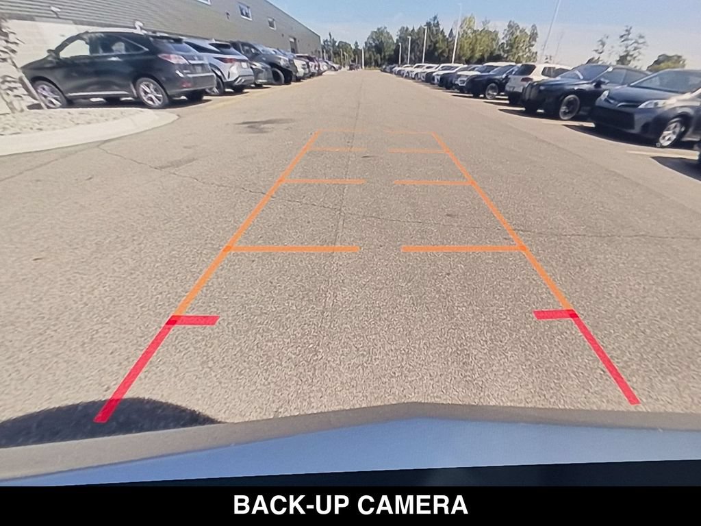 Used 2024 Cadillac XT4 Luxury w/ Cold Weather Package FWD image 5