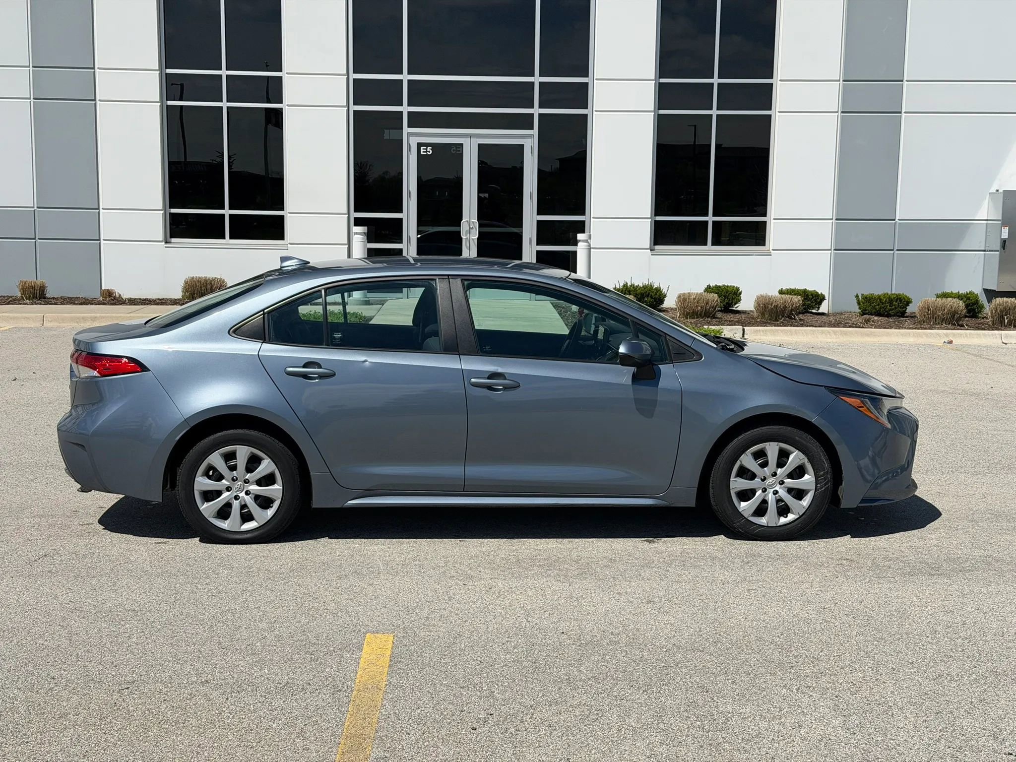 Used 2022 Toyota Corolla LE FWD image 4