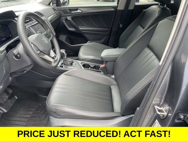 Used 2023 Volkswagen Tiguan SE w/ Panoramic Sunroof Package FWD image 15