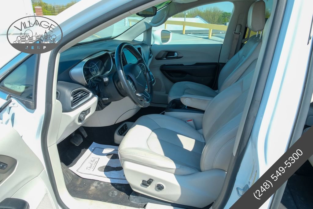 Used 2021 Chrysler Pacifica Touring-L FWD image 17