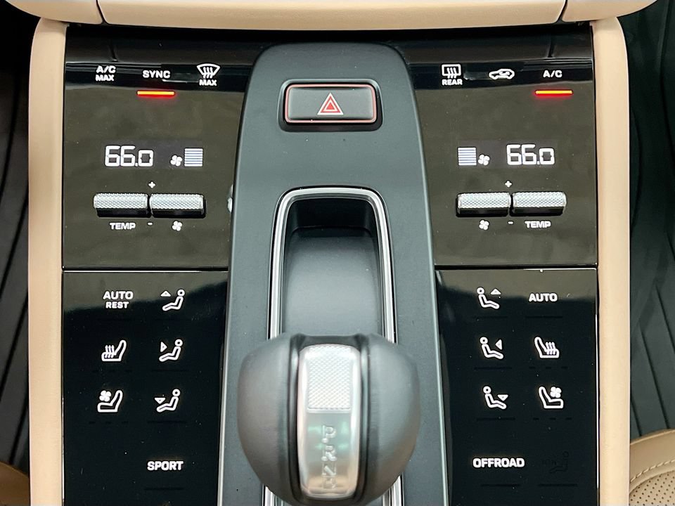 Certified 2026 Porsche Macan AWD/4WD image 18