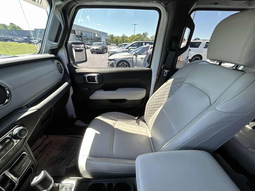 Used 2023 Jeep Wrangler Unlimited Sahara AWD/4WD image 13