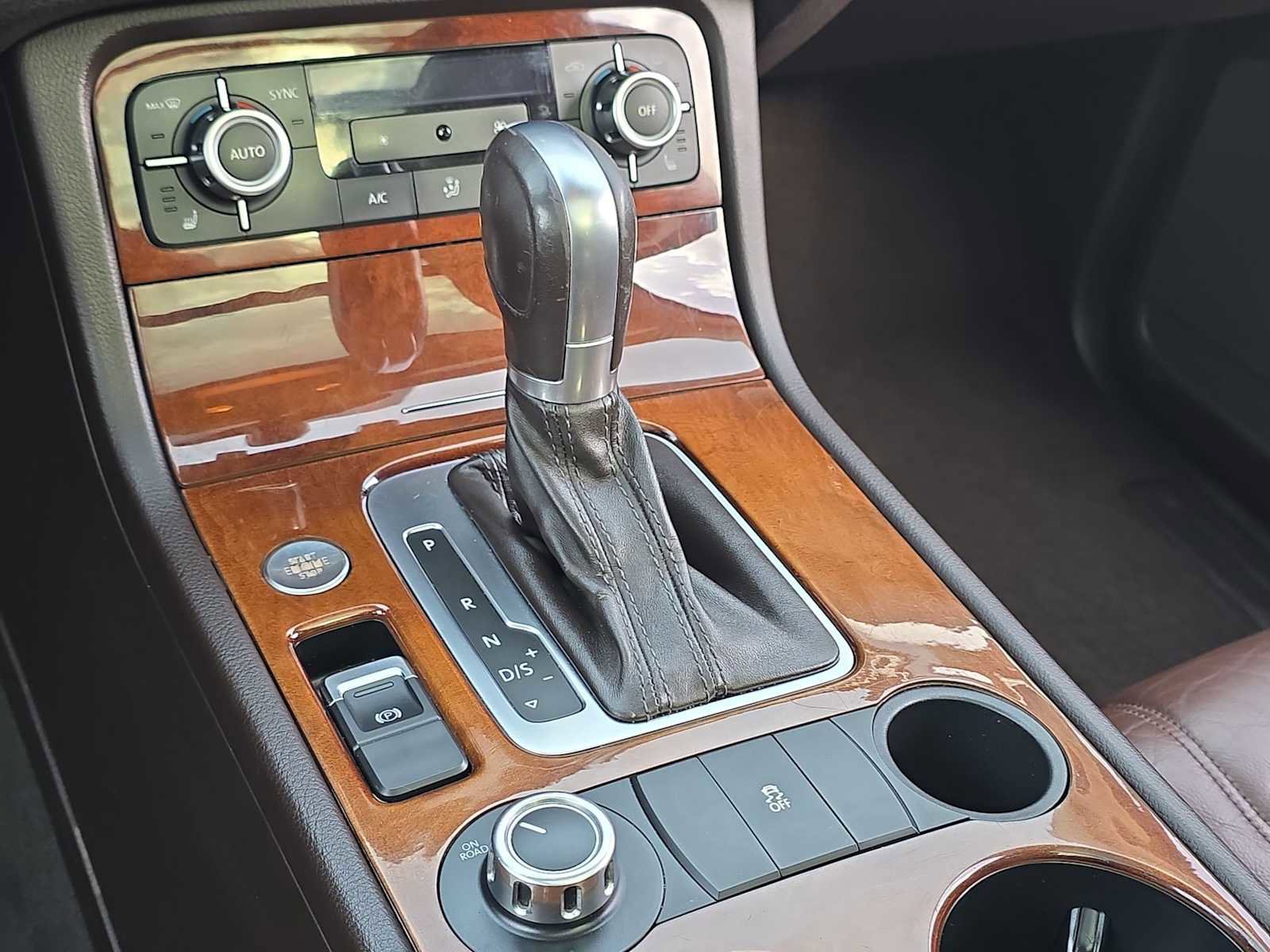 Used 2014 Volkswagen Touareg Lux image 21