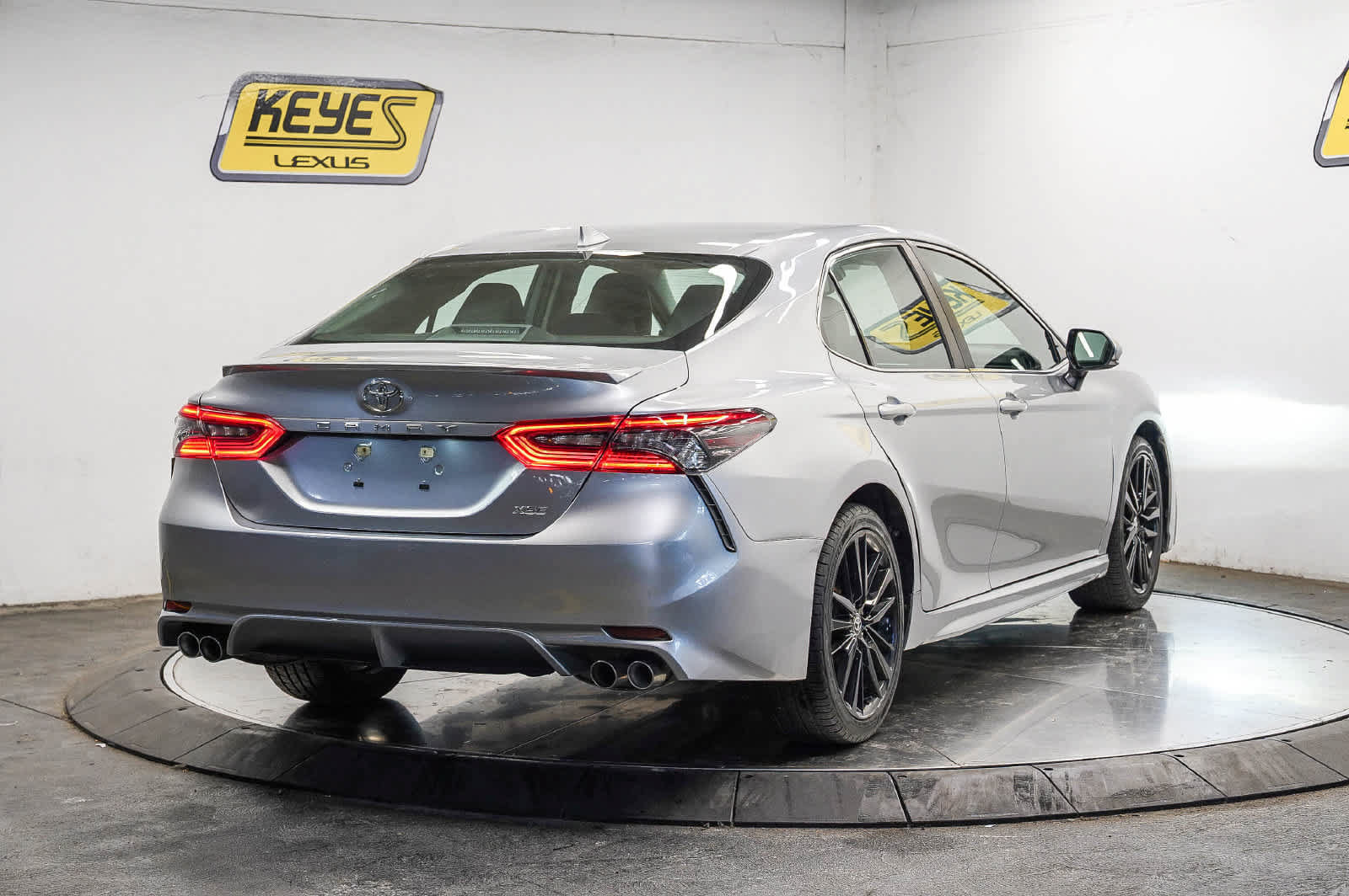 Used 2024 Toyota Camry XSE FWD image 4
