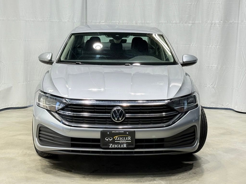 Used 2024 Volkswagen Jetta SE image 2
