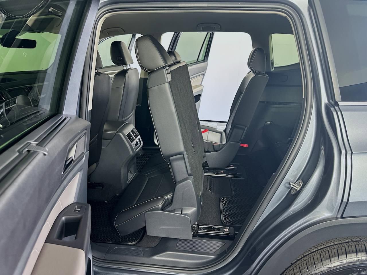 Used 2022 Volkswagen Atlas SE w/ Black Wheel Package image 30