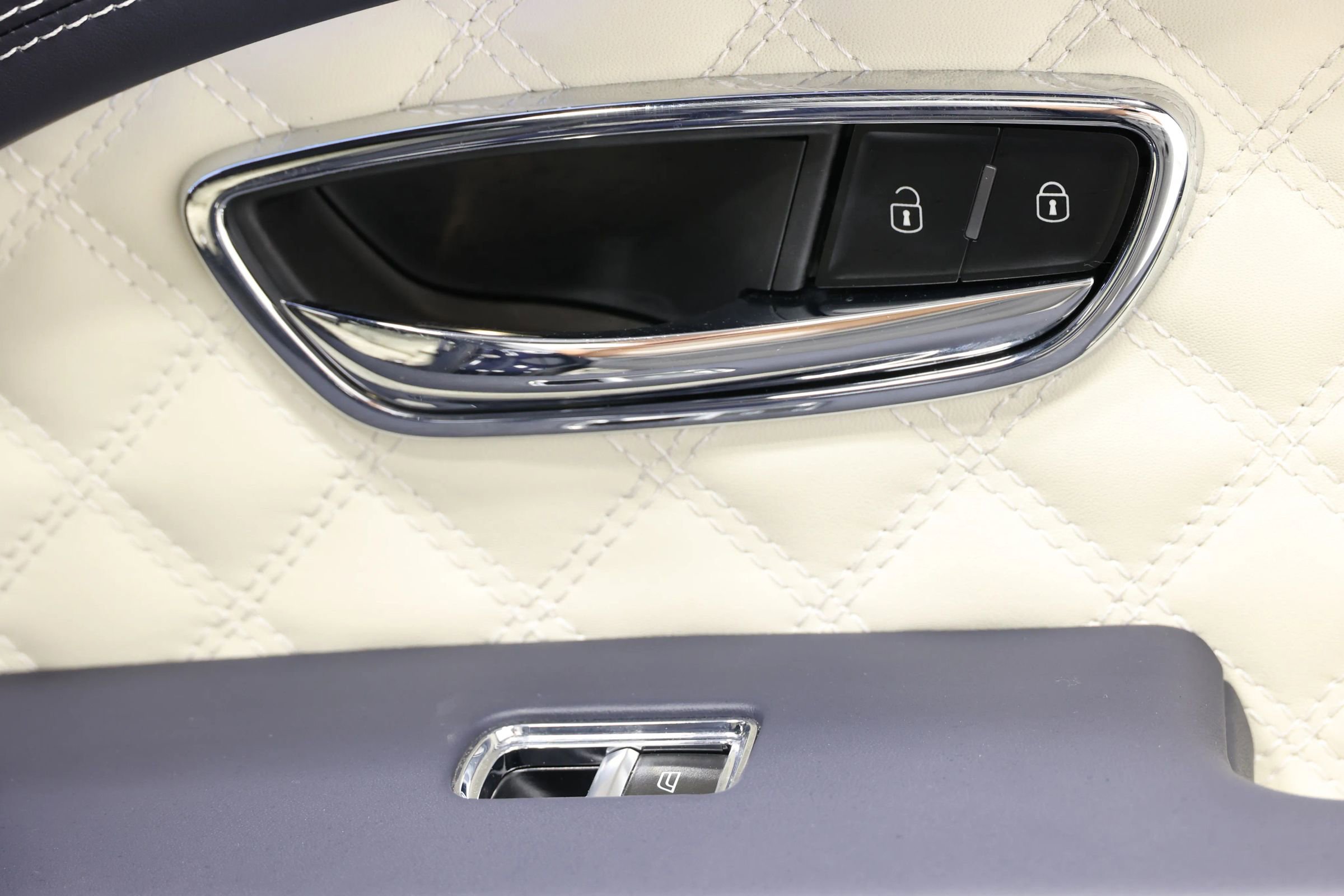 Used 2022 Bentley Bentayga image 94