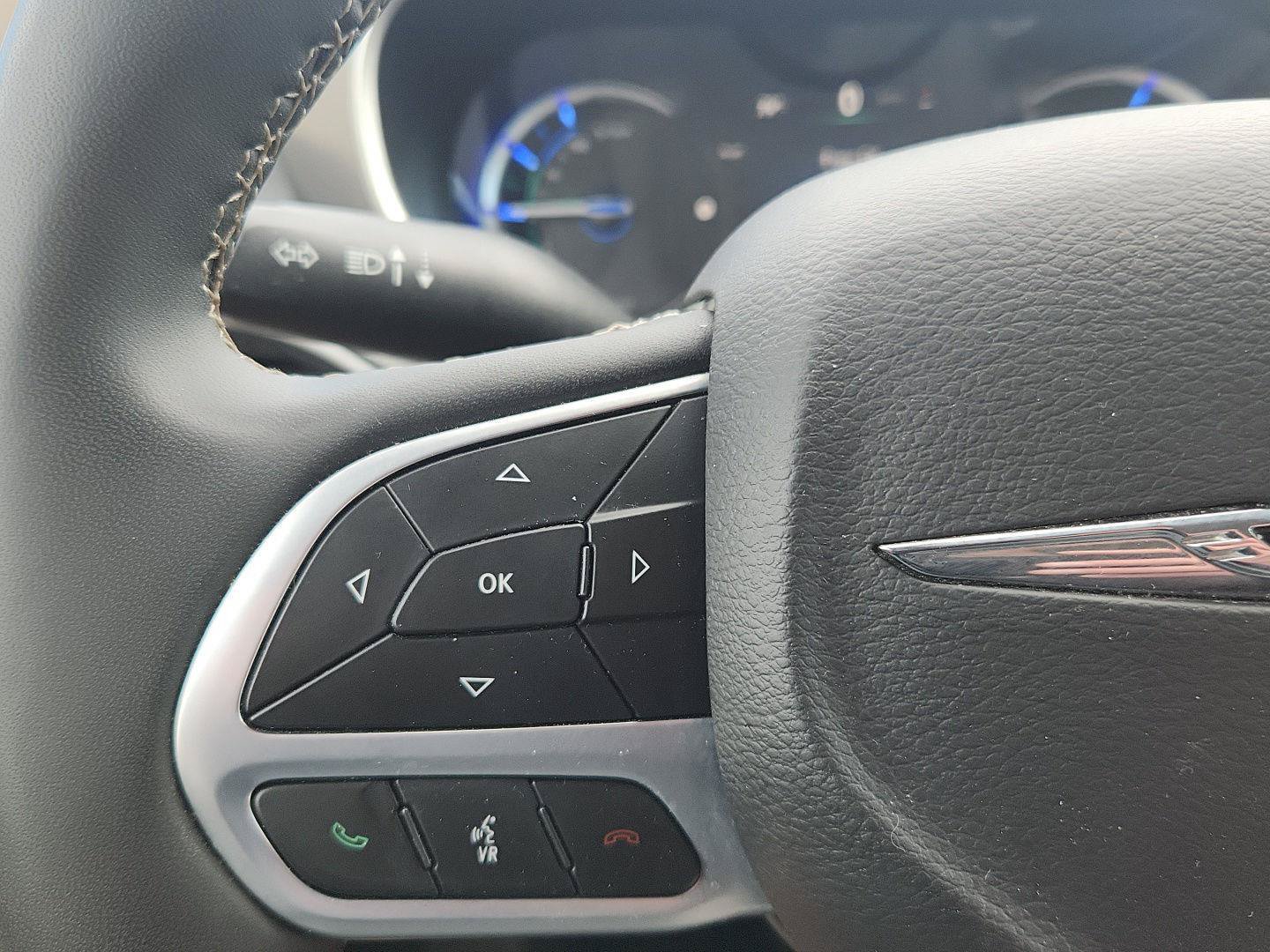 Used 2023 Chrysler Pacifica Touring-L FWD image 18