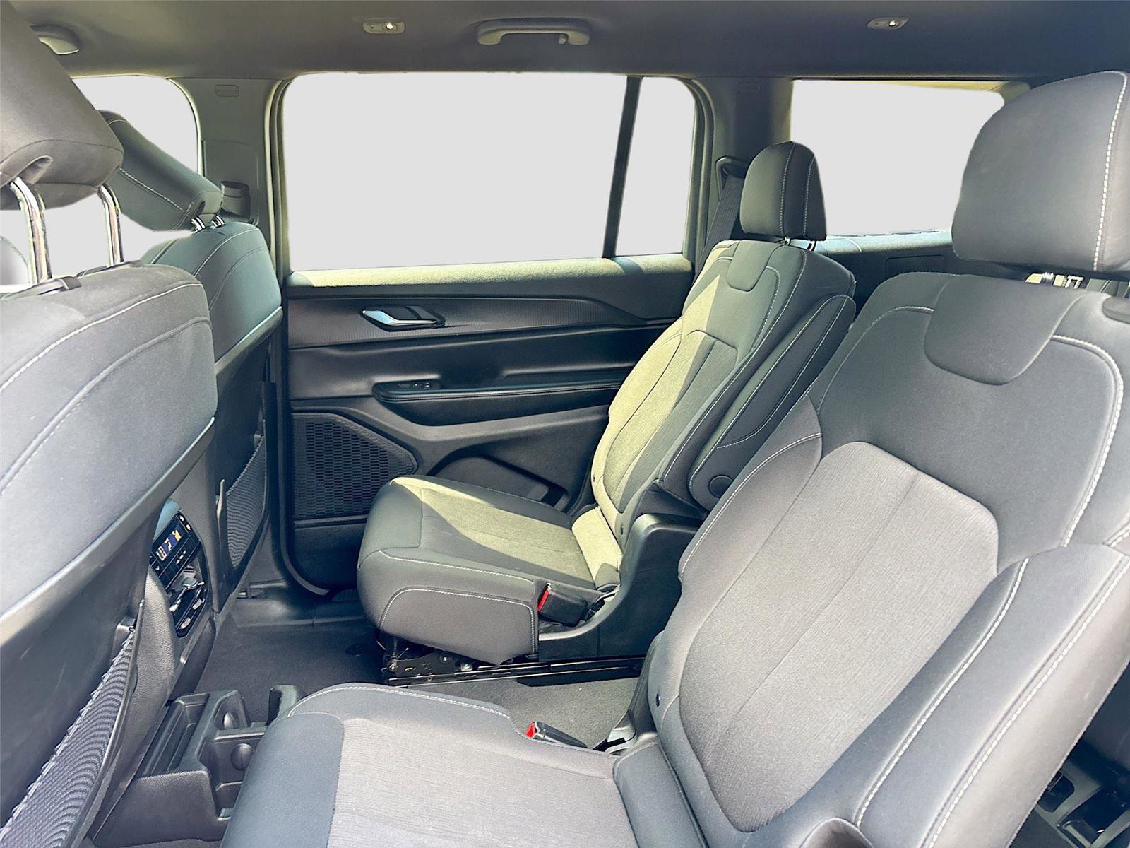 Used 2024 Jeep Grand Cherokee L Laredo image 27