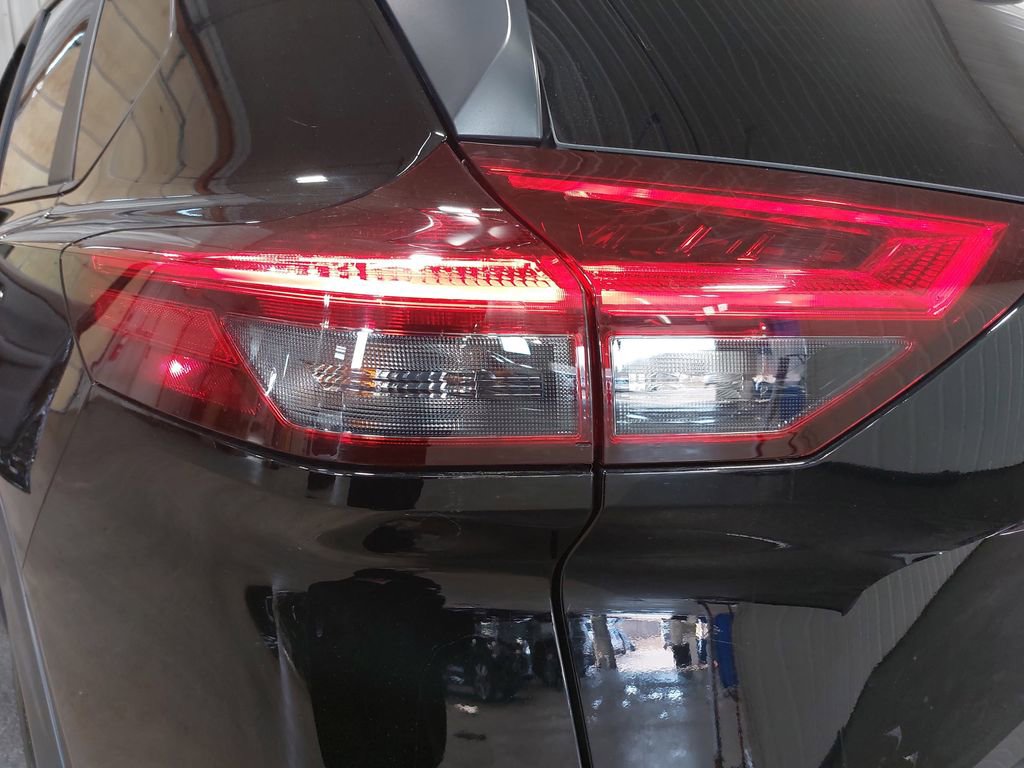 Certified 2023 Nissan Rogue SV image 33