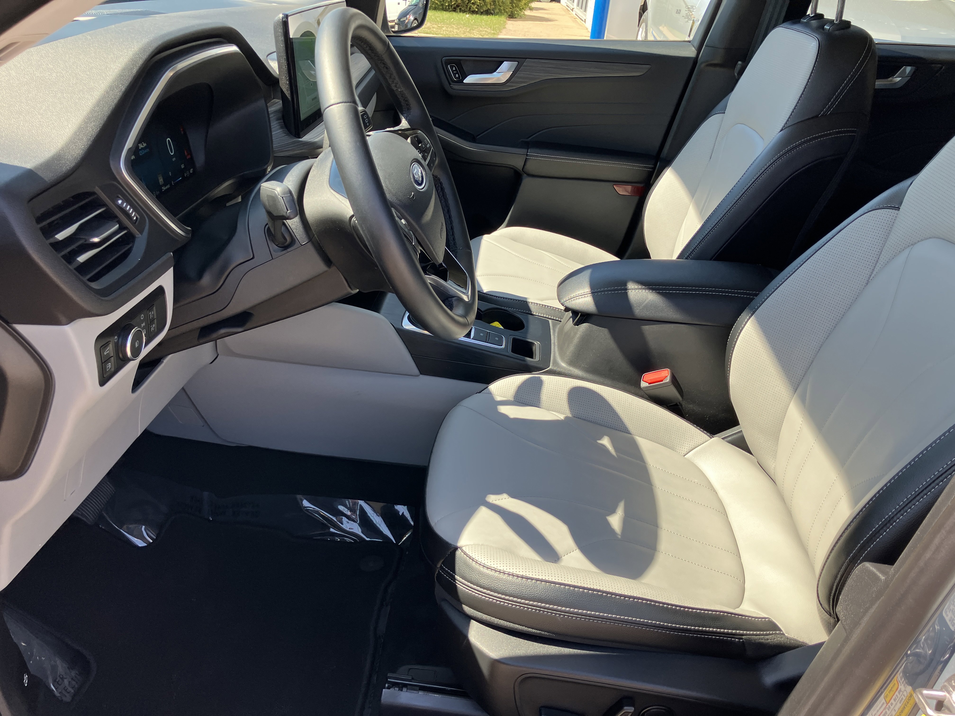 Used 2025 Ford Escape SE w/ PHEV Premium Package FWD image 12
