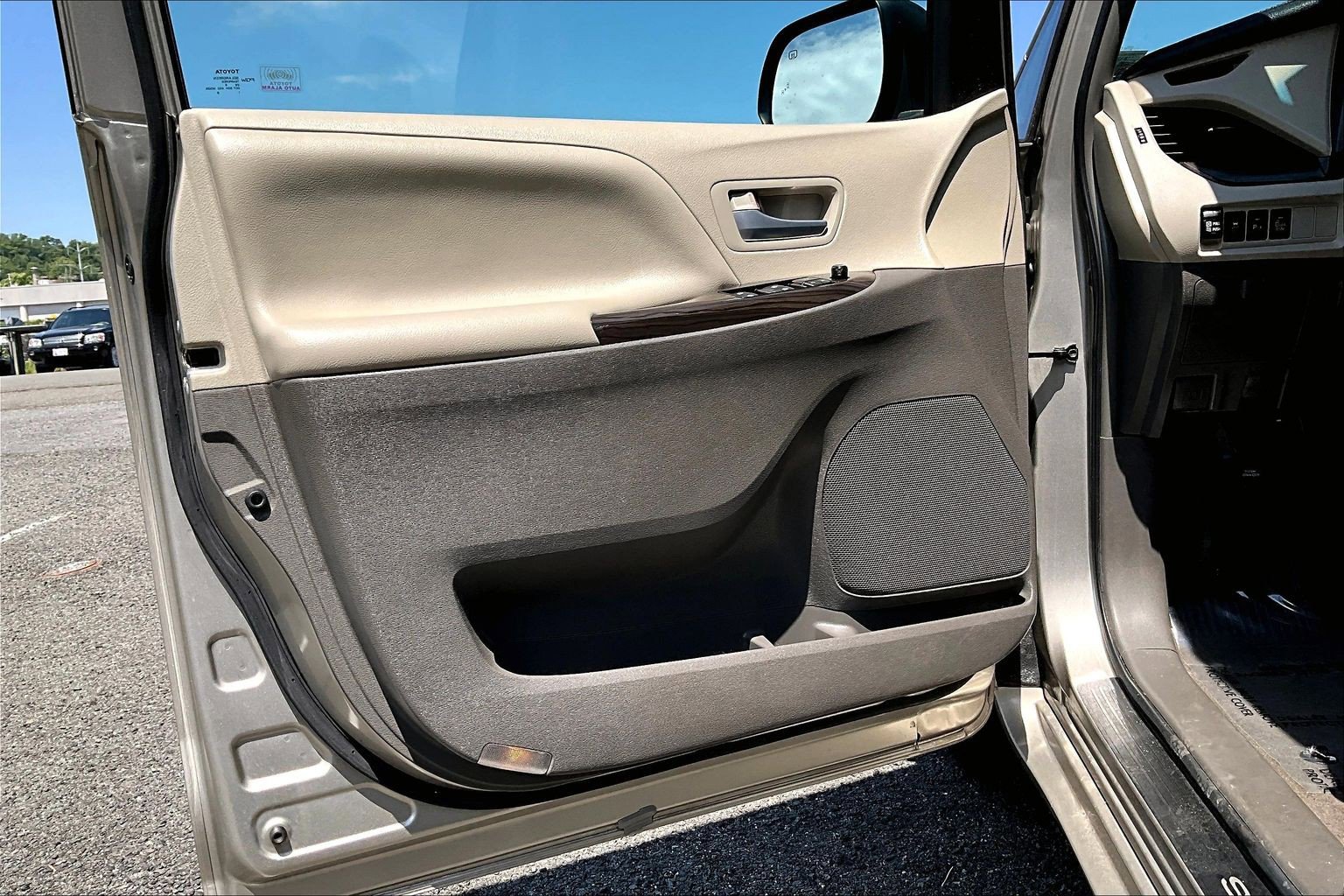 Used 2017 Toyota Sienna XLE FWD image 22