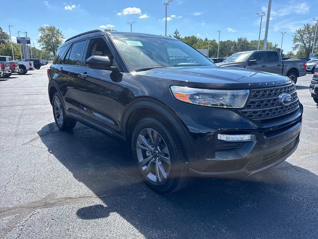 Used 2024 Ford Explorer XLT w/ Equipment Group 202A AWD/4WD image 4